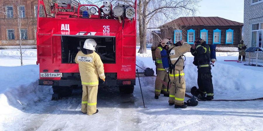В Балтайском районе пожарные спасли из «горевшей» школы 120 человек