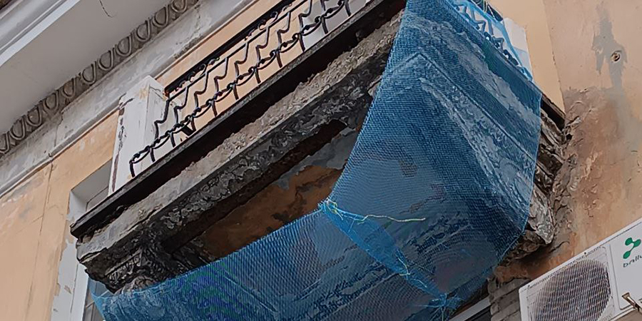 На Волжской разваливающийся балкон «для галочки» обезопасили с помощью сетки