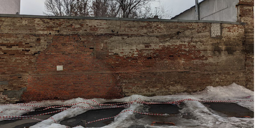 Падающая стена во дворе дома на Кутякова может упасть на детей в любой момент