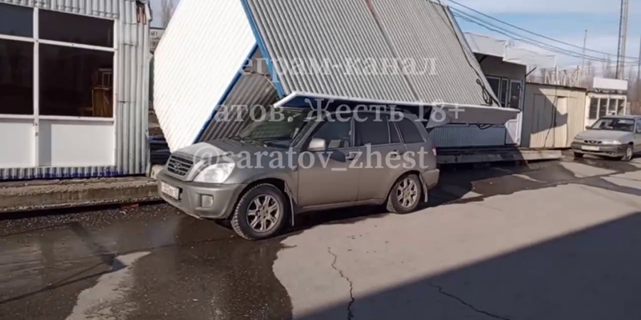 В Заводском районе ларек упал на автомобиль «Чери»