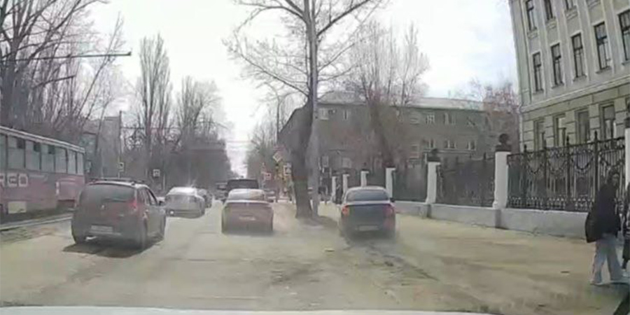 Водителя «Гранты» наказали за выезд на тротуар на Астраханской