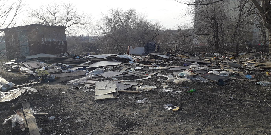 В Заводском районе после сноса гаражей остались кучи мусора
