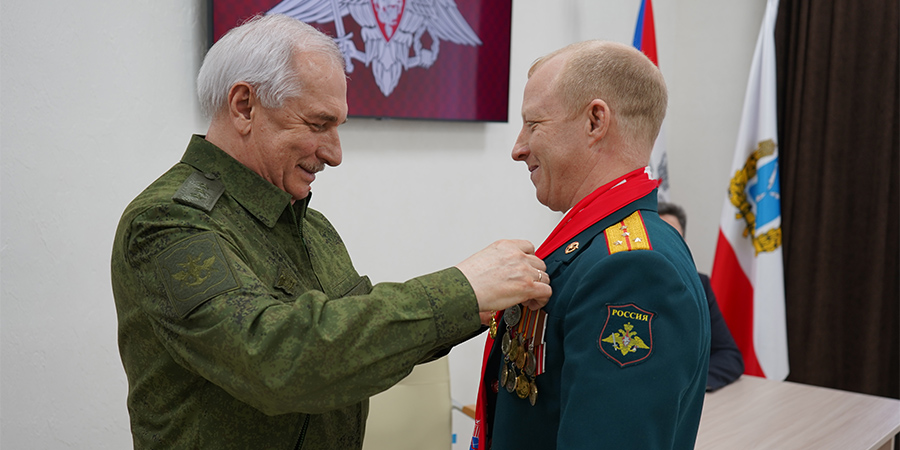 Замминистра обороны РФ в Саратове наградил военных и медиков