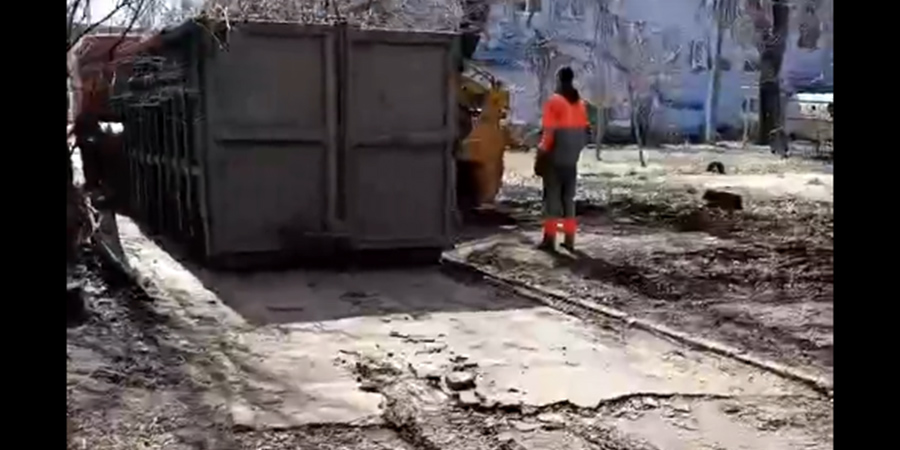 Горе-коммунальщики большим контейнером «добили» асфальт во дворе дома в Балакове 