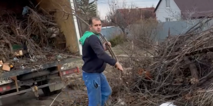 В Заводском районе водитель «ГАЗели» вывалил растительный мусор и уехал