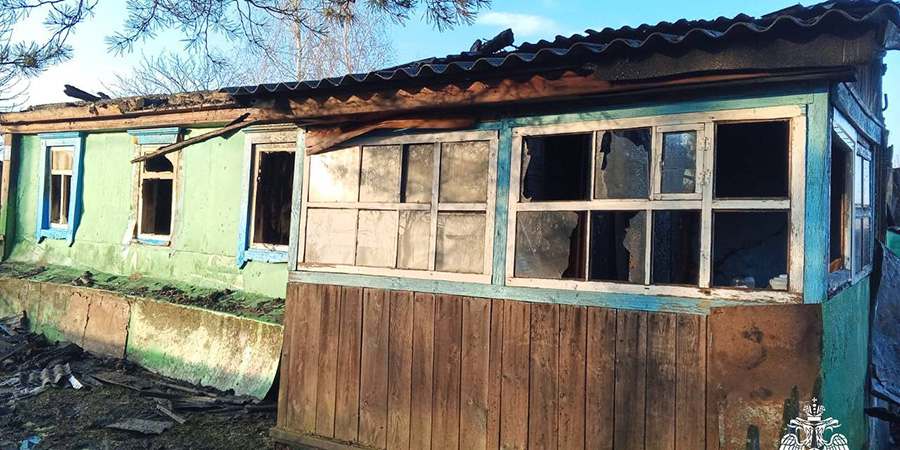 Житель Лопуховки остался без дома из-за ночного пожара