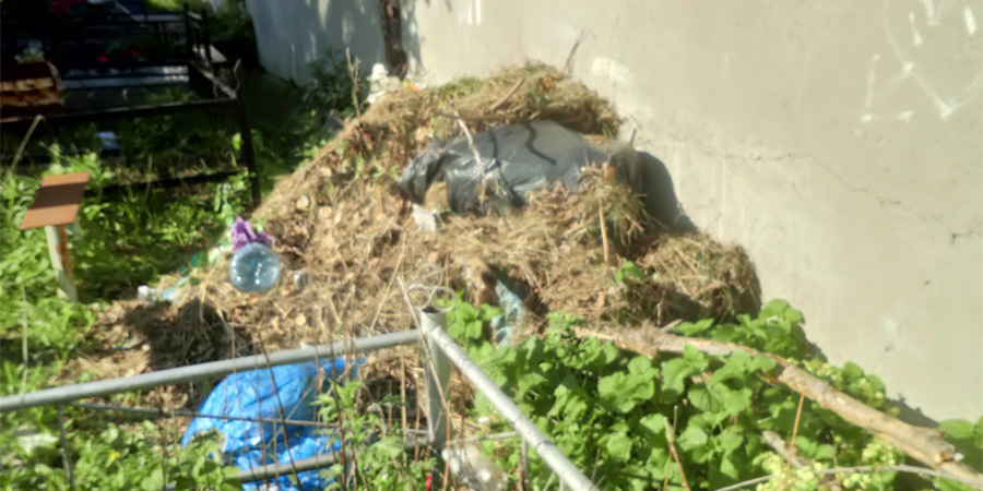 На Увекском кладбище после Пасхи обнаружили свалку мусора у могил