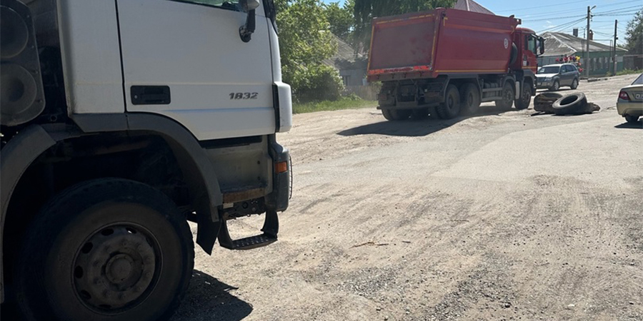 Горожане о разбитой дороге в Тепличном: Хочется взять машину на руки