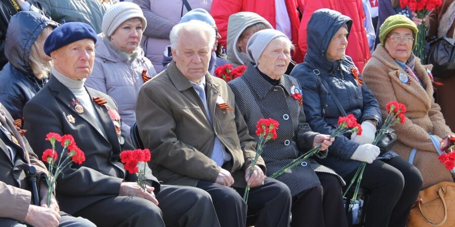 Саратовцы возложили цветы к Вечному огню и поблагодарили ветеранов за Победу