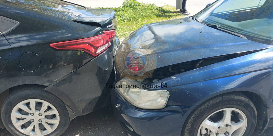 В Саратове водитель «Хонды» умер за рулем и протаранил две машины