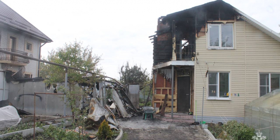 В Балашове сгорели гараж с «Тойотой» и часть дома