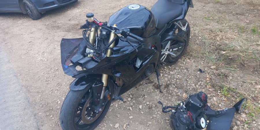 В Саратове мотоциклист без прав пострадал в столкновении со «Шкодой»