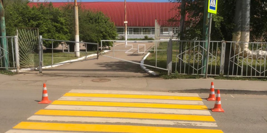 В Энгельсе у школ появились обновленные пешеходные переходы