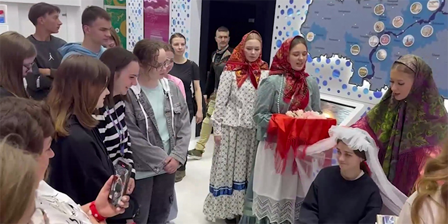 На выставке ВДНХ показали саратовский обычай сбора невесты