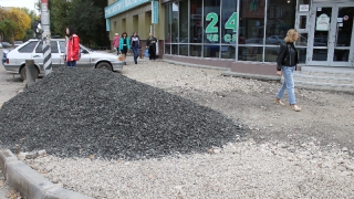 Пешеходы жалуются на ремонт тротуара на Чапаева
