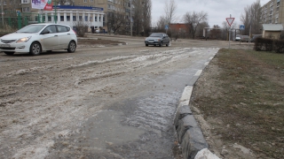 На Тархова образовалось ледяное месиво из-за коммунальной аварии