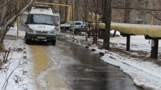 Вода затопила несколько дорог и дворов на Лебедева-Кумача