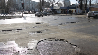 Перекресток на Ново-Астраханском шоссе превращается в непроездной
