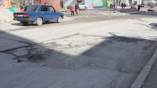 На Алексеевской провалился тротуар и просели латки