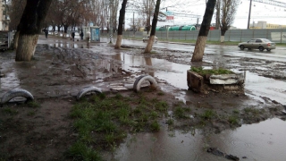 На Ново-Астраханском шоссе тротуар в дождь становится непролазным для пешеходов