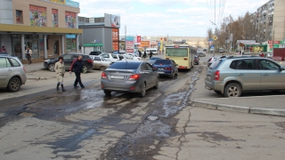 Течь на улице Чехова продолжает разрушать дорожное покрытие