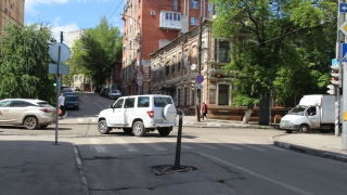На улице Григорьева образуется затор из-за разрушенного люка
