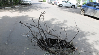 На улице Вознесенской рядом с гимназией №4 провалился асфальт