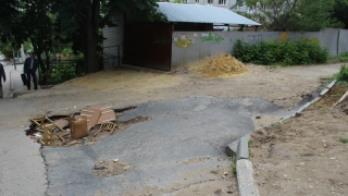 Вокруг отремонтированного двора на Навашина царит разруха