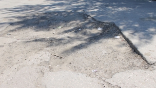 Подъезду к автовокзалу по улице Емлютина мешают брошенные раскопы