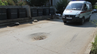 Дорога у детской поликлиники №19 покрыта глубокими ямами