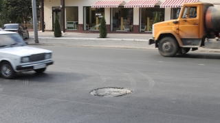 Провалившийся люк на 1-м жилучастке осложняет движение по улице Орджоникидзе
