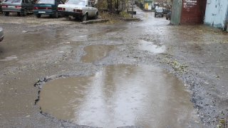 Дорога к многоэтажкам по 4-му проезду Чернышевского полностью разбита