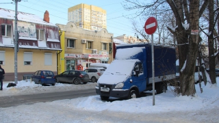 Брошенная «ГАЗель» создает опасность на пешеходном переходе в центре Саратова