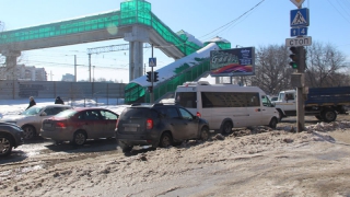 На Ново-Астраханском шоссе коммунальная авария и многочисленные ДТП привели к транспортному коллапсу