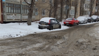 Глубокая просадка затрудняет движение по улице Кузнечной