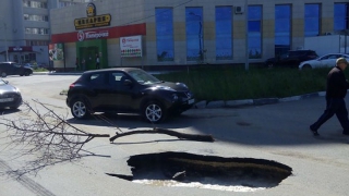 В Саратове двухметровая яма прервала движение на улице Технической