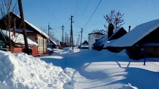 Жители Ершова жалуются на заваленные снегом под самую крышу дома
