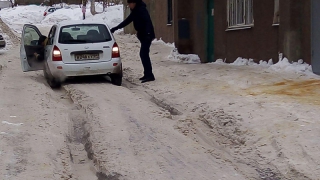 Дорога к городской поликлинике №11 покрыта толстым слоем наледи и снега