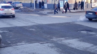 Просадка на Кутякова превращается в трамплин для автомобилей