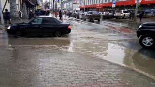 Улицы Саратова превращаются в реки