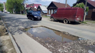 Раскоп на улице Пугачева блокирует движение по одной из полос