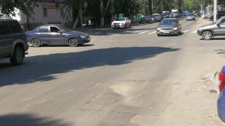 Просадка создает аварийную ситуацию на улице Степана Разина