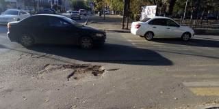 Саратовцы пожаловались на яму на улице Астраханской