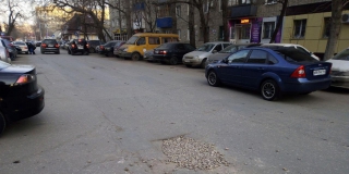 На улице Пугачева провалы засыпали щебнем