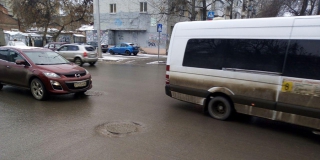 Забытый смотровой колодец мешает движению по улице Кутякова