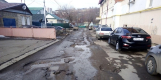 Разбитый участок улицы Рахова несколько лет нуждается в ремонте