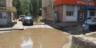 Саратовцы пожаловались на лужи и грязь на новом тротуаре по Международной