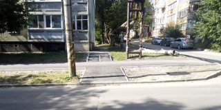 На новом тротуаре по Свинцовой не сделали бордюрные съезды