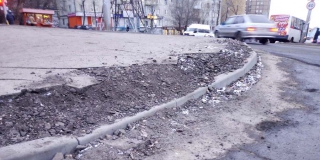 Тротуар по Безымянной «восстановили» асфальтной крошкой и строительным мусором