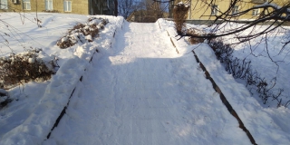 Лестницы на Набережной Космонавтов засыпаны снегом